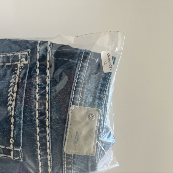 Silver Suki Capri Dark Modern Style Stretch Heavy Stitching Cropped Fluid Denim - Picture 12 of 12